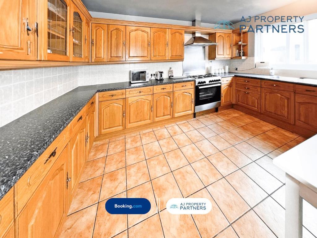 Premium Deal L Hill View Home L Last-Minute Offer L Cheltenham L Aj Properties L Perfect For Short Or Long Stays L 4Beds 4Bedrooms 外观 照片